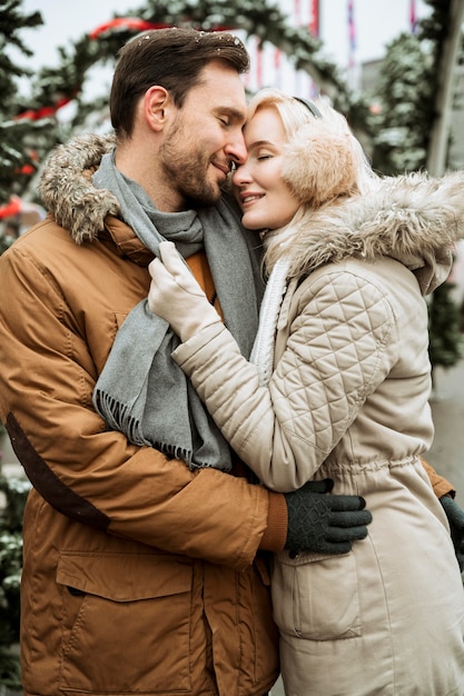 Pareja en invierno abrazándose y siendo feliz