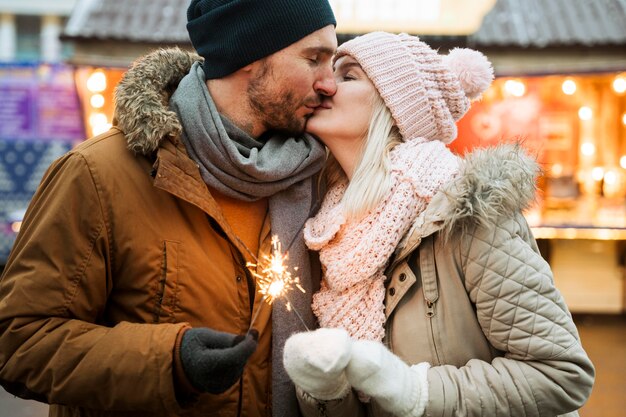 Pareja, en, invierno, besar