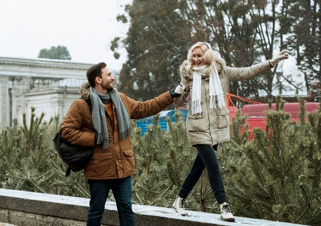 Pareja en invierno caminando juntos y tomados de la mano