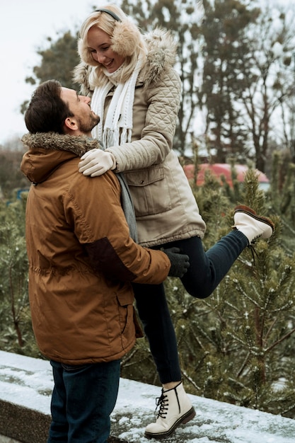 Foto gratuita pareja en invierno siendo feliz