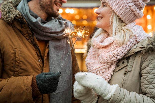 Pareja en invierno vistiendo chaquetas y bufandas