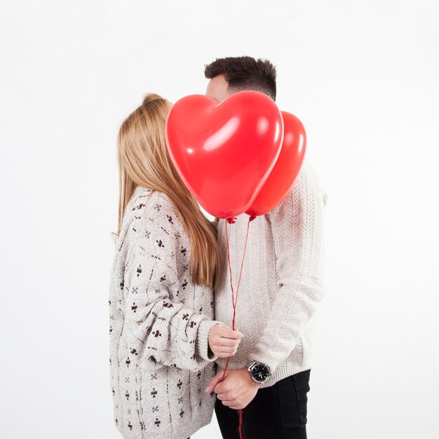 Pareja irreconocible con globos