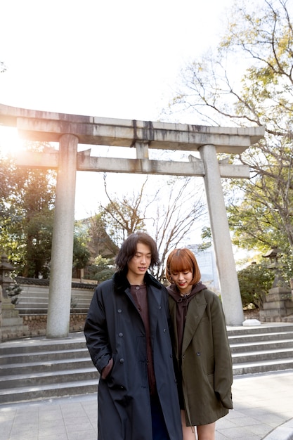 Pareja japonesa disfrutando de una cita al aire libre