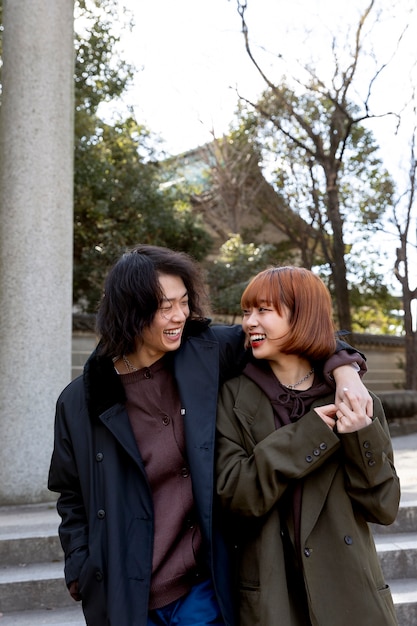 Pareja japonesa disfrutando de una cita al aire libre