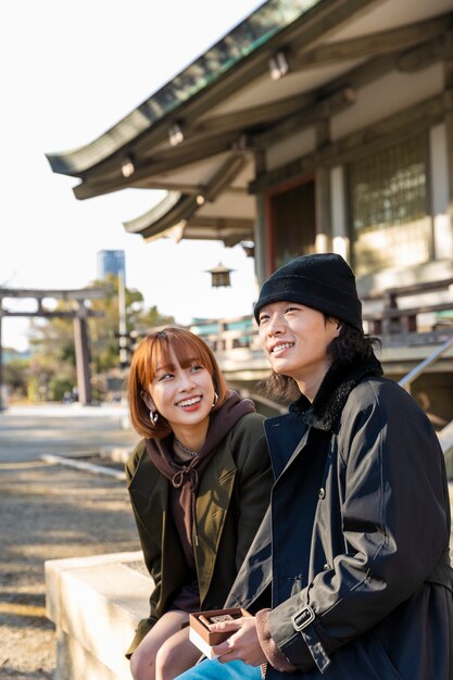 Pareja japonesa disfrutando de una cita al aire libre