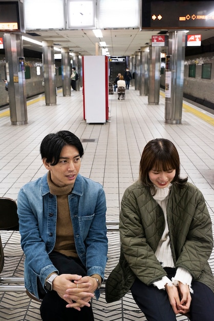 Foto gratuita pareja japonesa pasando tiempo juntos