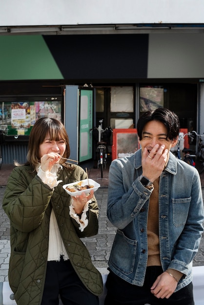 Pareja japonesa pasando tiempo juntos