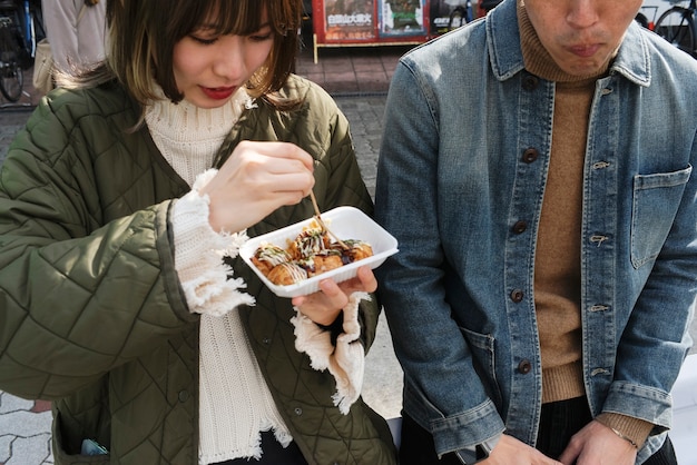 Foto gratuita pareja japonesa pasando tiempo juntos