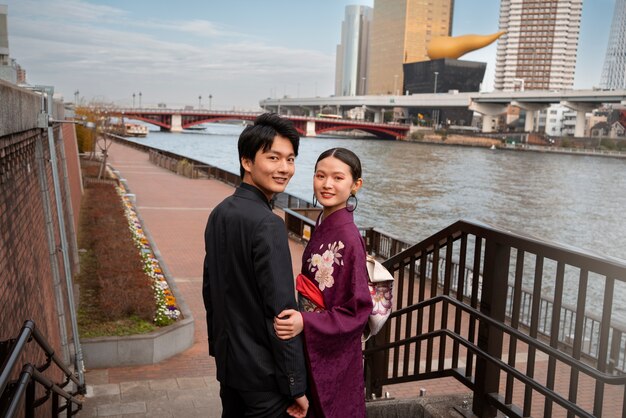 Pareja japonesa posando en el puente y celebrando el día de la mayoría de edad