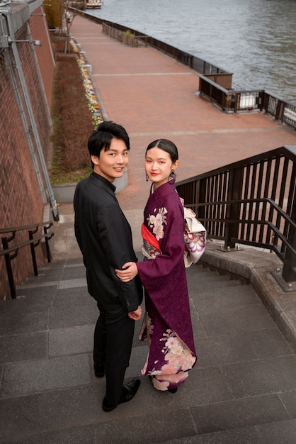 Pareja japonesa posando en el puente y celebrando el día de la mayoría de edad