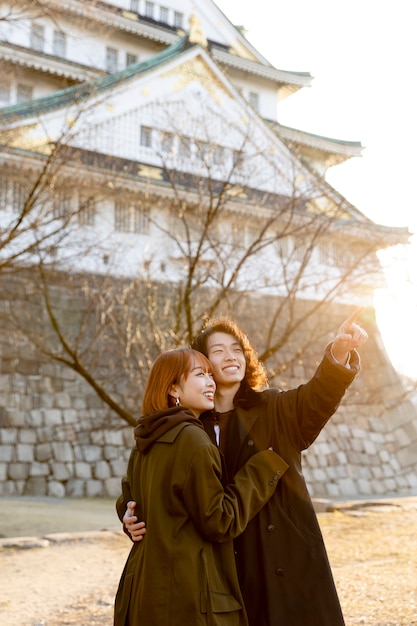 Pareja japonesa tomando un selfie al aire libre en el día blanco