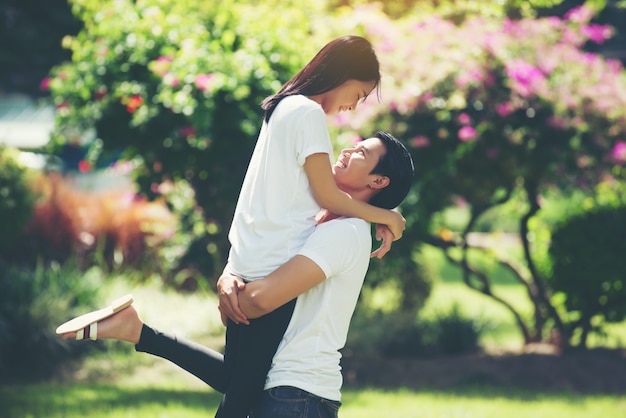 Pareja joven abrazando juntos durante caminar relajarse juntos