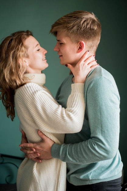 Pareja joven abrazando