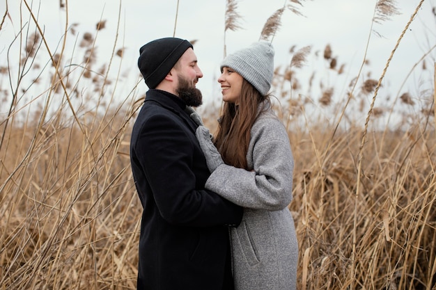 Pareja joven, abrazar al aire libre