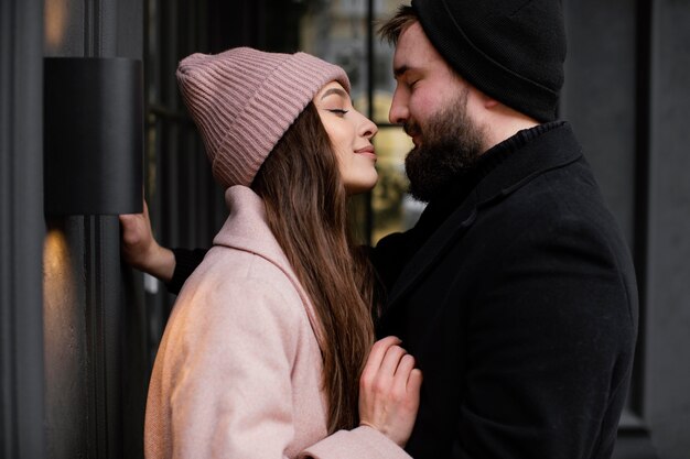 Pareja joven, abrazar al aire libre