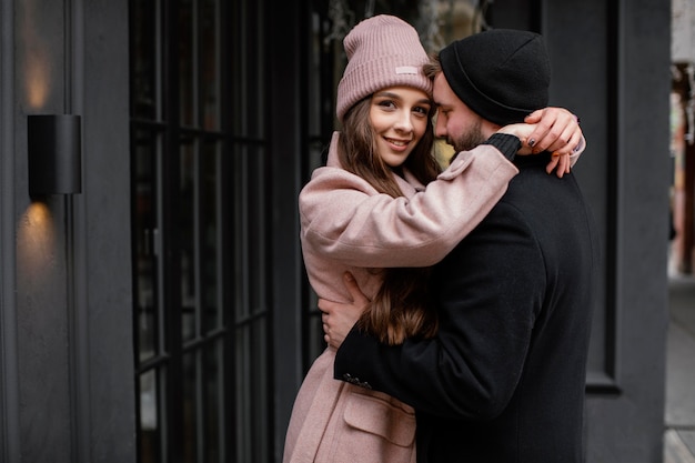 Foto gratuita pareja joven, abrazar al aire libre