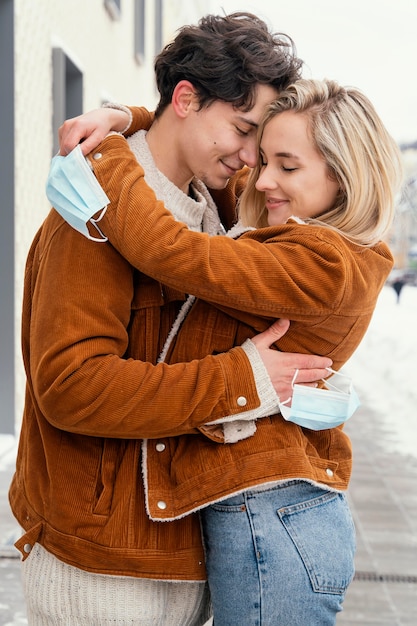 Pareja joven, abrazar al aire libre