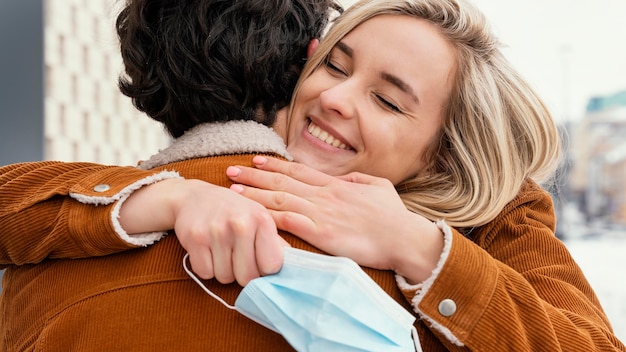 Pareja joven, abrazar al aire libre