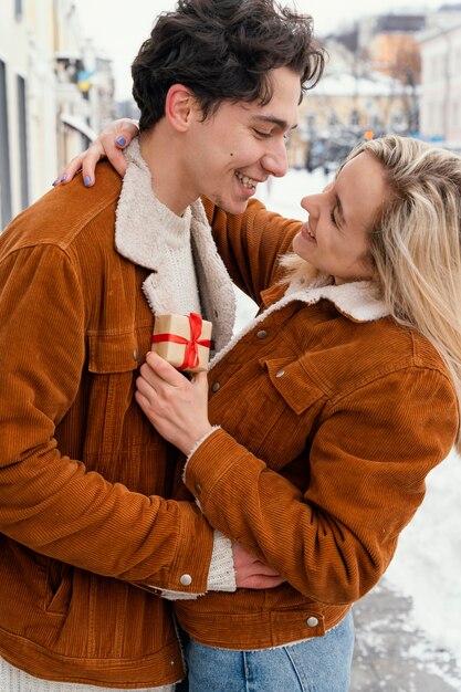 Pareja joven, abrazar al aire libre