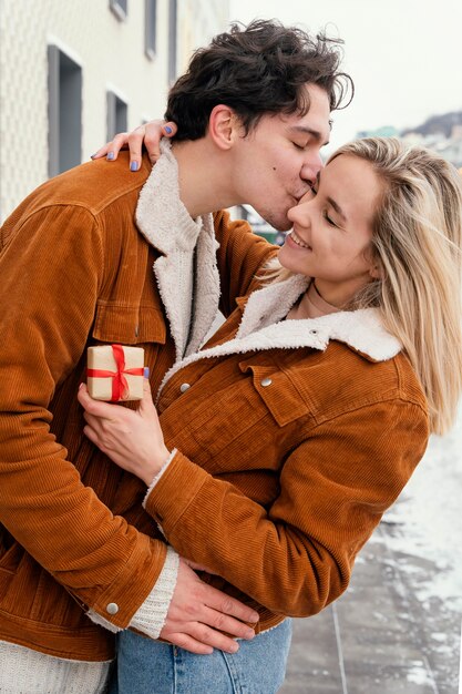 Pareja joven, abrazar al aire libre