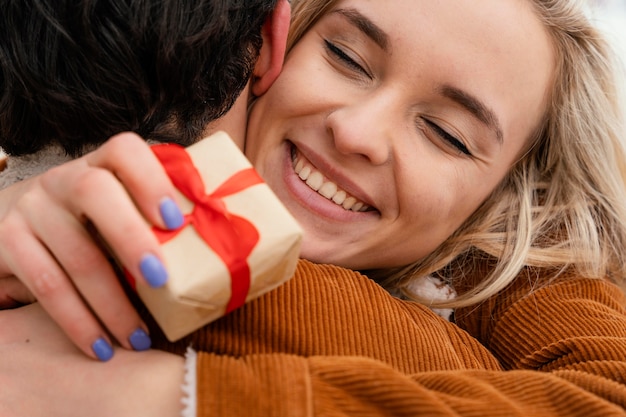 Pareja joven, abrazar al aire libre