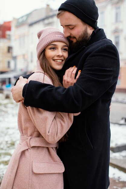 Pareja joven, abrazar