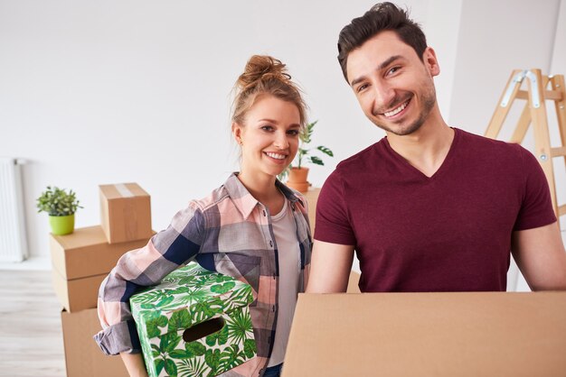 Pareja joven acaba de mudarse a su nuevo apartamento