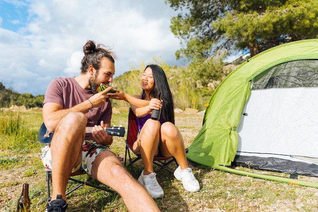 Pareja joven, acampar, en, césped