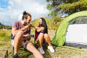 Foto gratuita pareja joven, acampar, en, césped