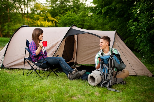 Pareja joven, acampar