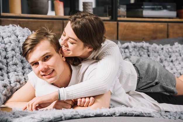 Pareja joven, acostado, en, sofá