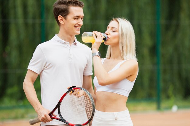 Pareja joven activa tomando un descanso