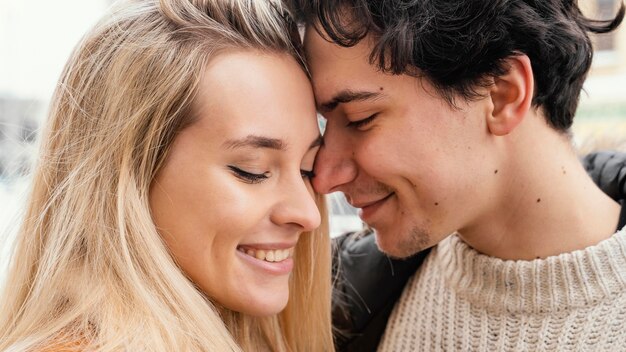 Pareja joven, al aire libre