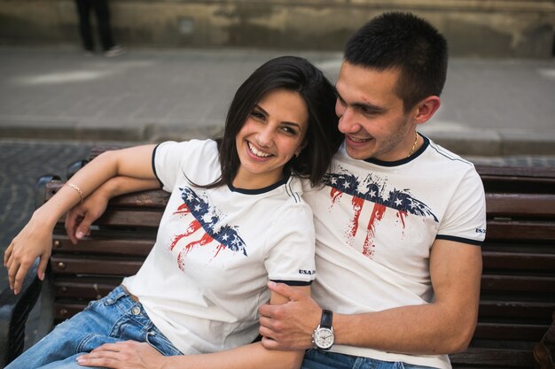 &quot;Pareja joven alegre posando en el banco&quot;