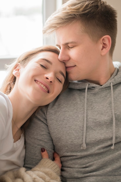 Pareja joven de alto ángulo en casa