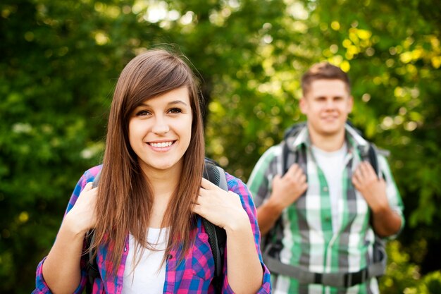 Pareja joven, ambulante, por, bosque