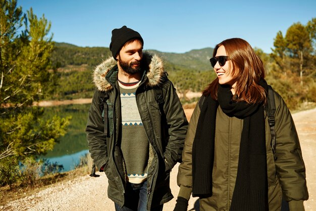 Pareja joven, ambulante, en el parque