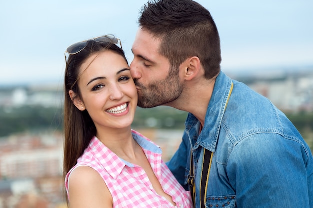 Foto gratuita pareja joven en el amor en la calle