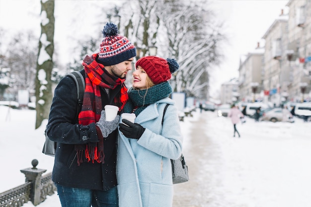 Pareja joven amorosa en la calle de invierno