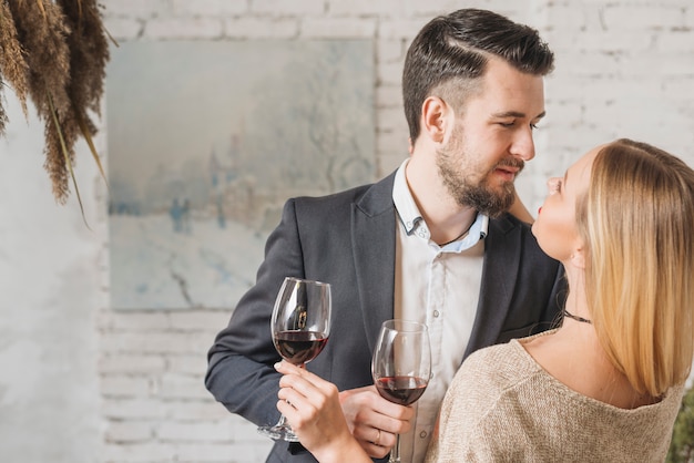 Pareja joven apasionada con el vino.