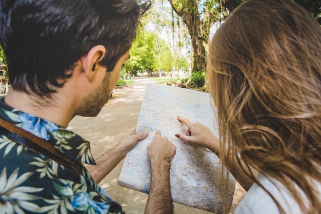 Pareja joven apuntando al mapa