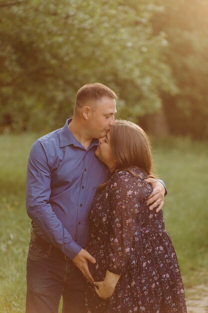 Pareja joven atractiva madre embarazada y padre feliz