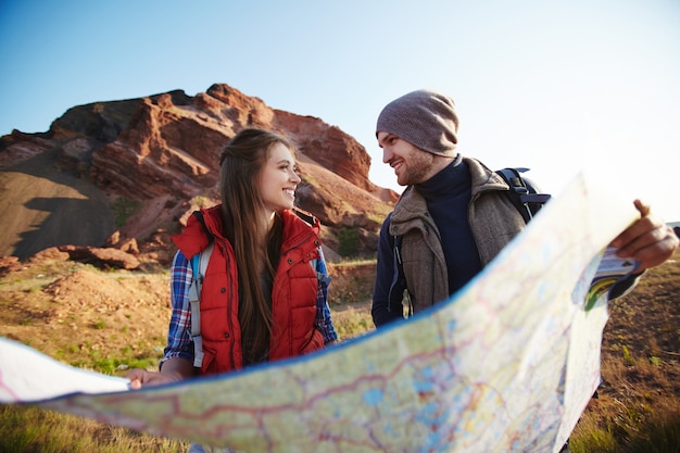 Pareja joven aventurándose en las montañas