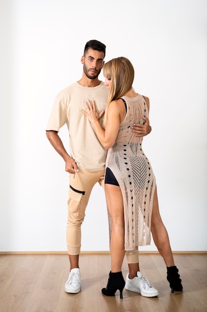 Foto gratuita pareja joven bailando bachata