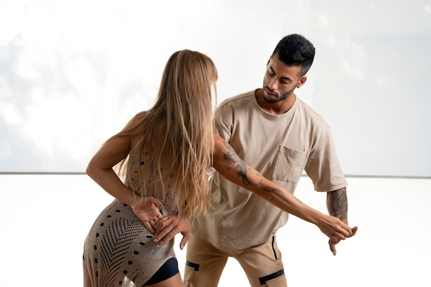 Foto gratuita pareja joven bailando bachata