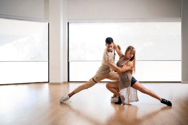 Pareja joven bailando bachata