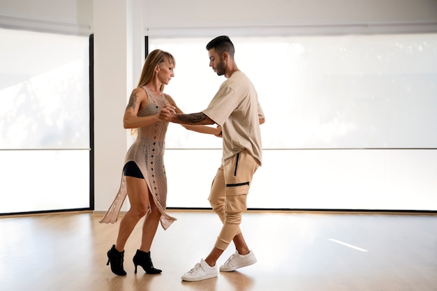 Foto gratuita pareja joven bailando bachata