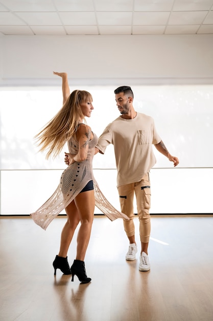 Pareja joven bailando bachata