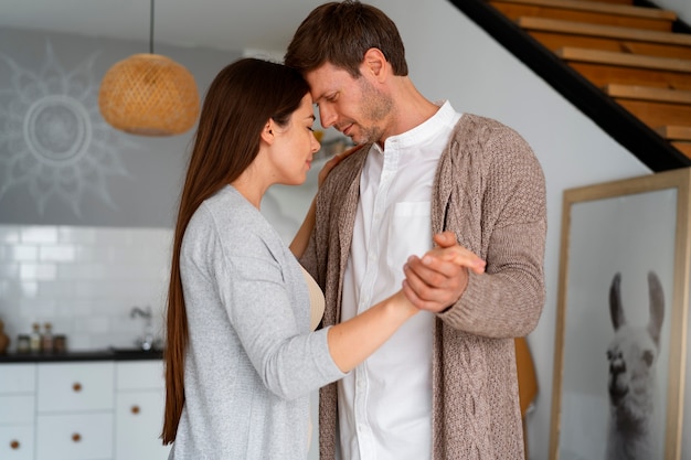 Foto gratuita una pareja joven bailando en casa.