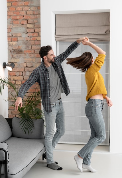 Pareja joven, bailando